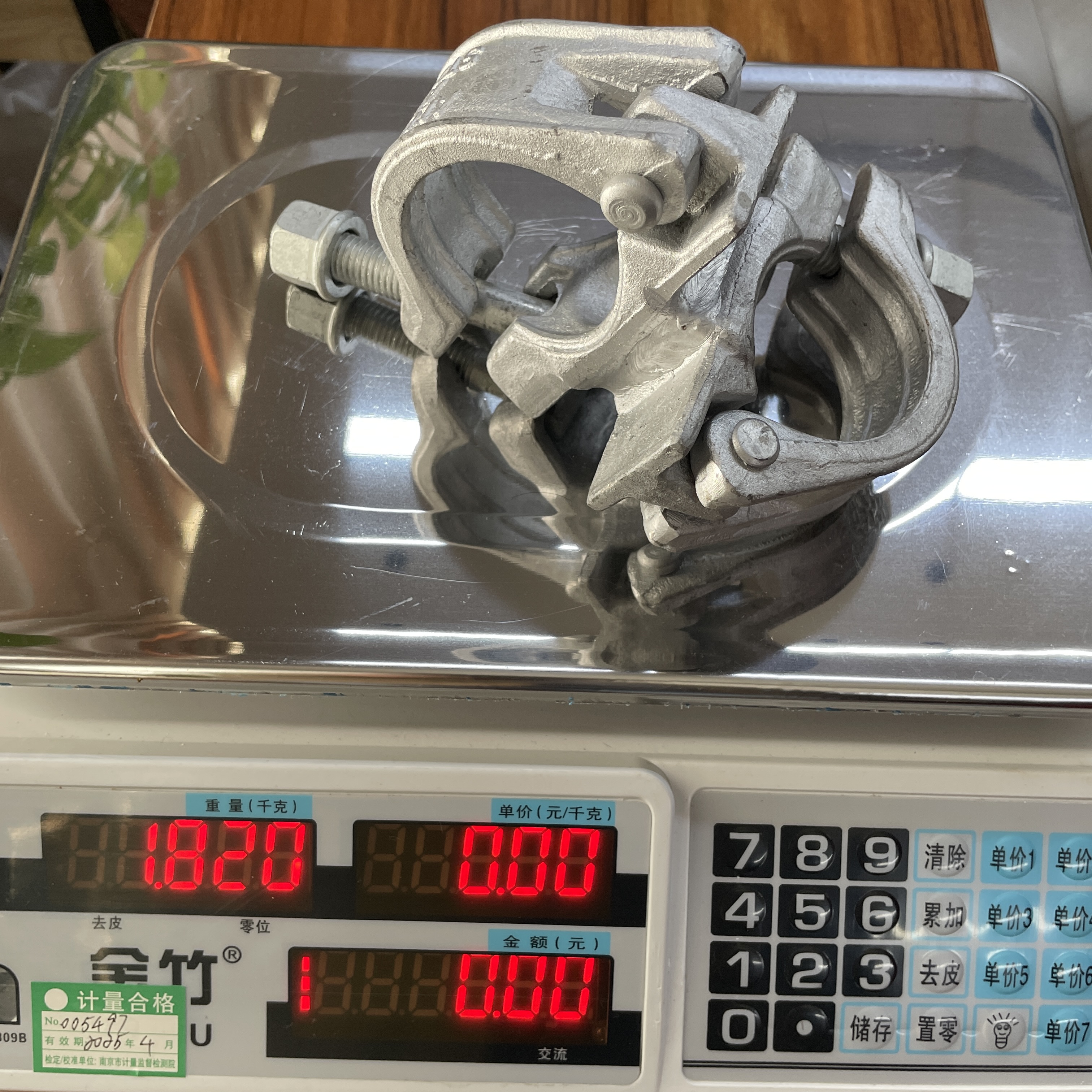 مشبك سقالات على شكل خاص 