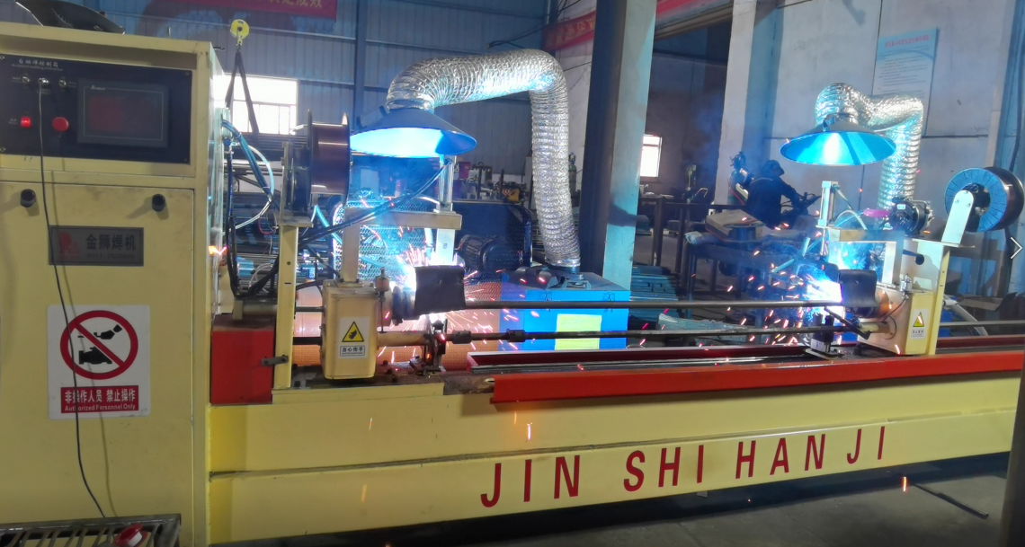 آلة لحام دفتر الأستاذ التلقائي قيد الاستخدام!