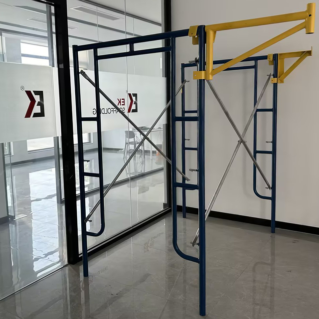 المشي من خلال السقالات