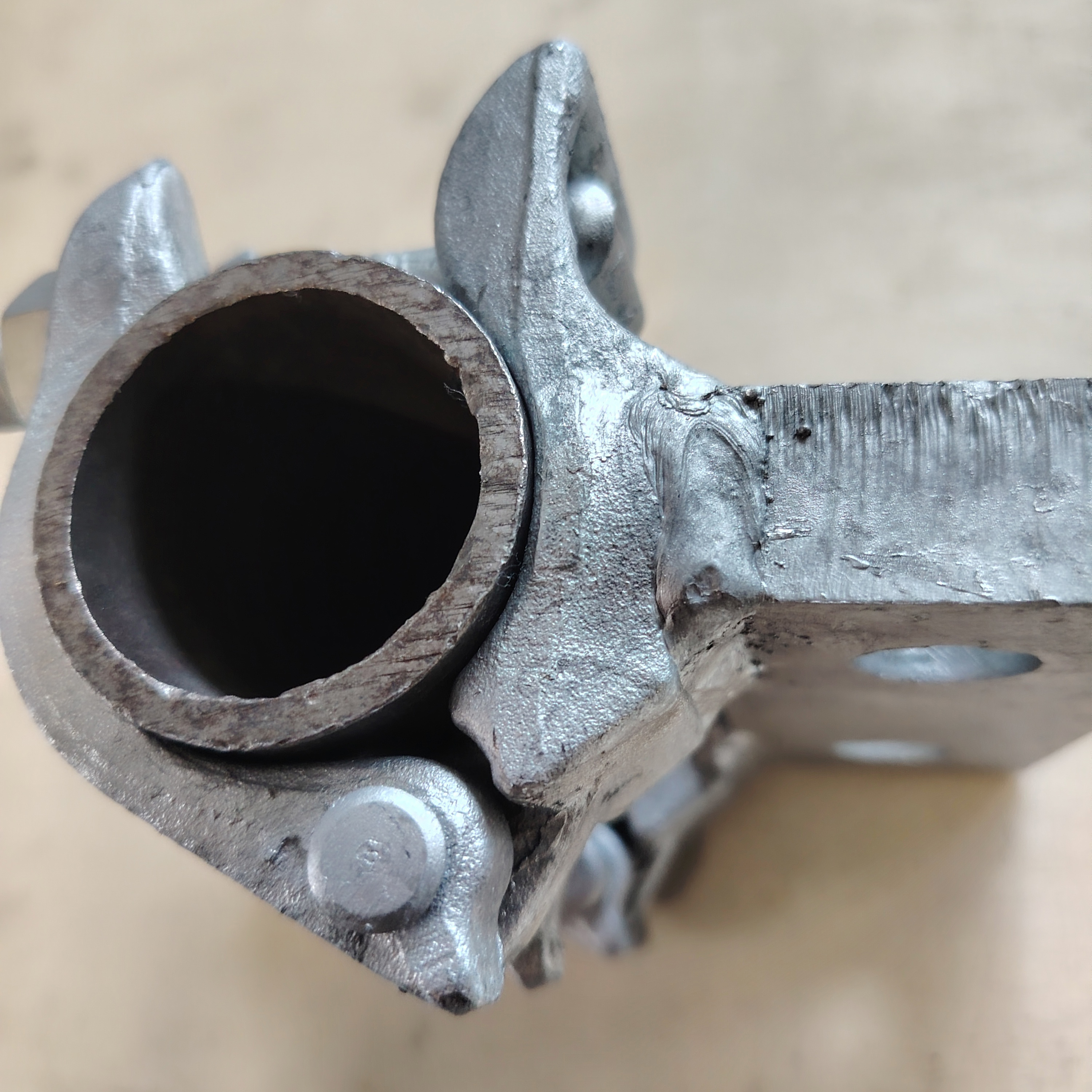 مشبك السقالات بقاعدة مخصصة على شكل خاص