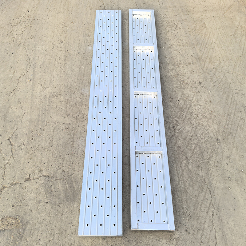 السقالات colsed اللوح الخشبي