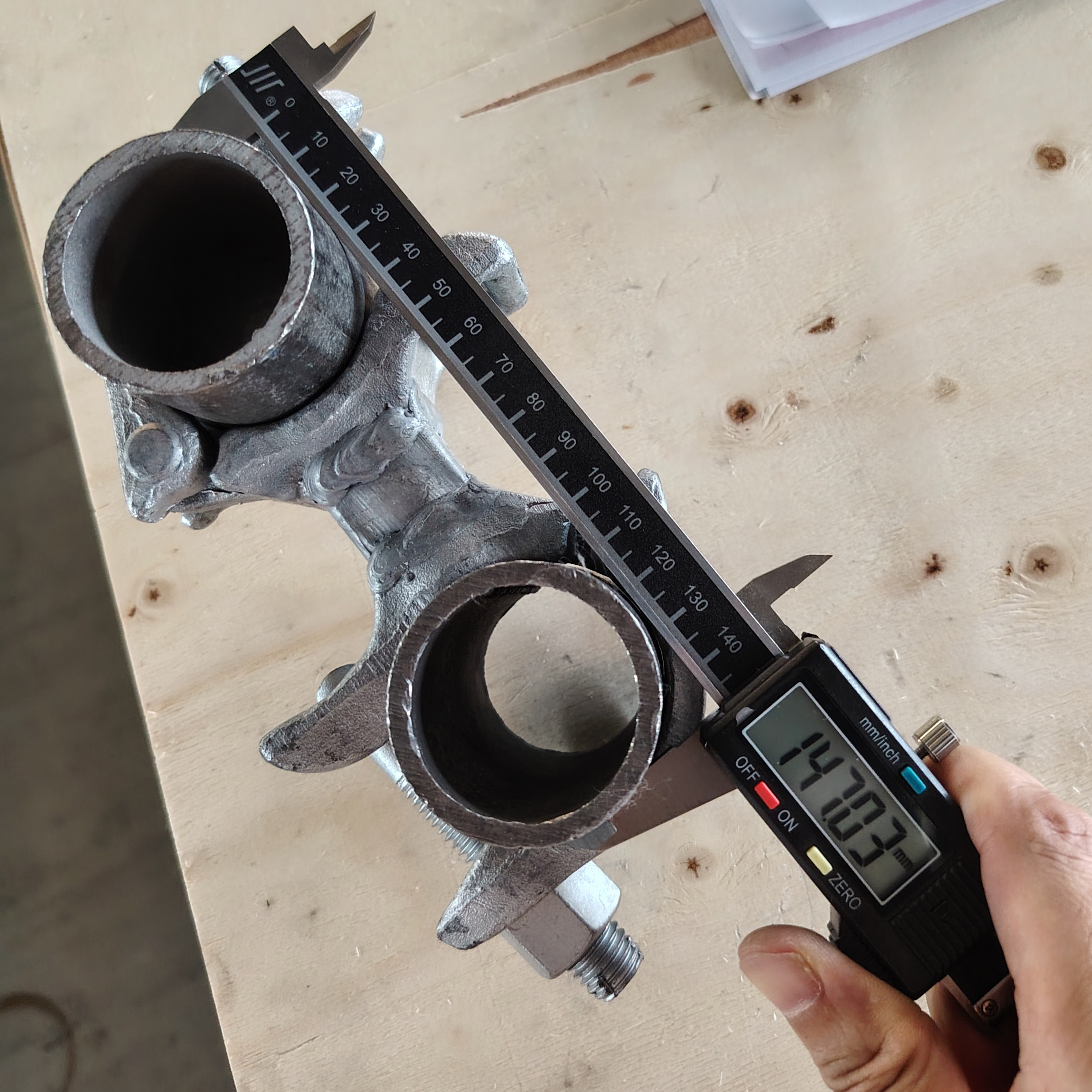 مقرنة مسافة مشبك السقالات على شكل خاص - 98 مم 