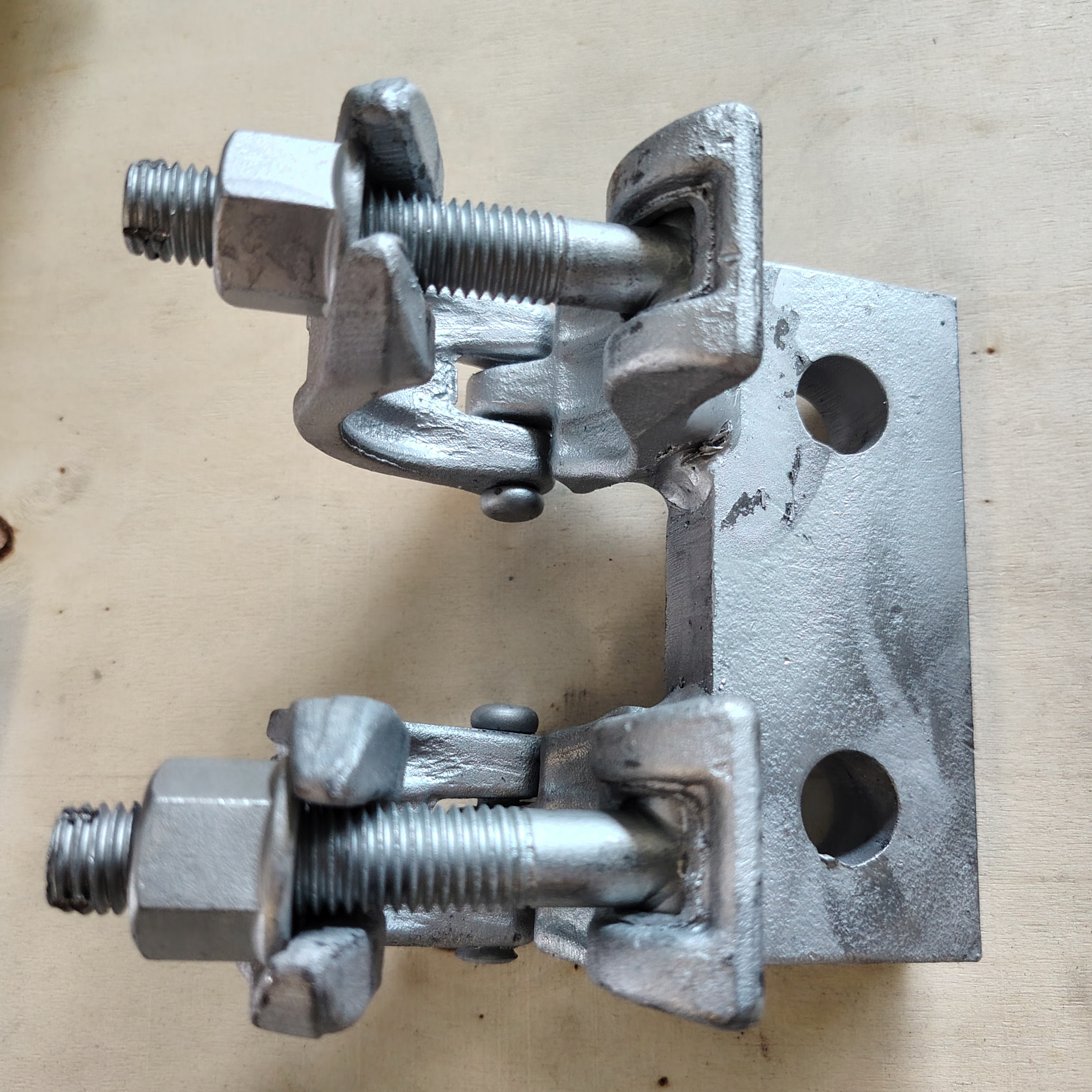 مشبك السقالات بقاعدة مخصصة على شكل خاص