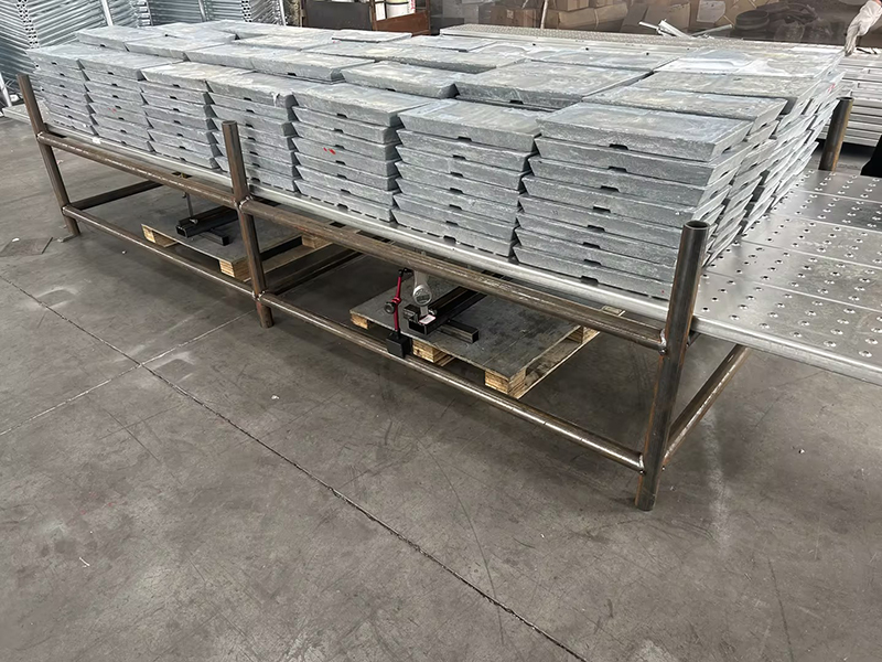 تشوه وإزاحة لوح سقالة مغلق بطول 4 أمتار تحت حمل 5.6 طن.