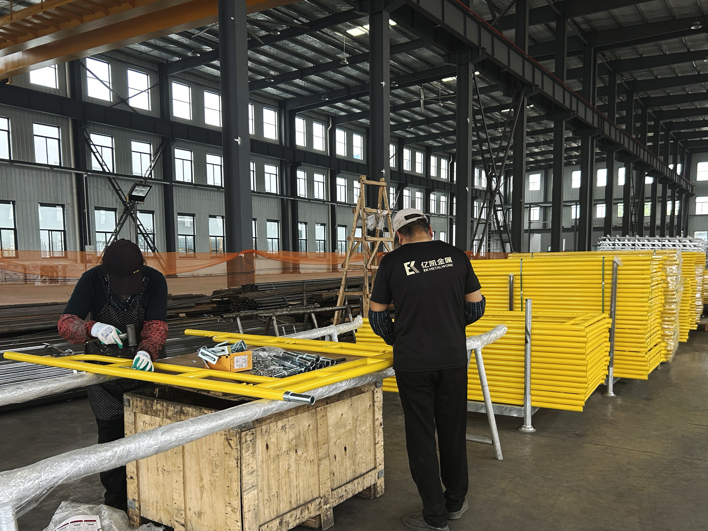 من خلال المشي على السقالات 