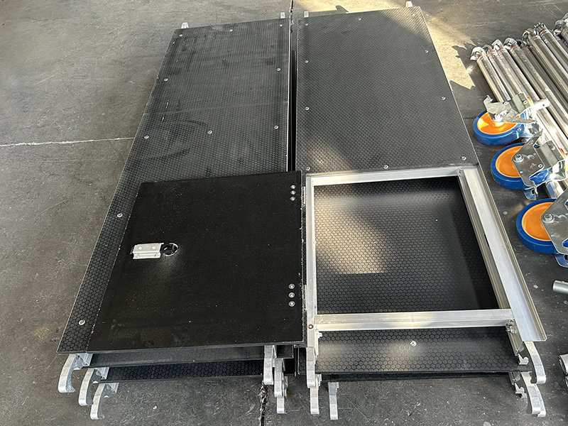 منصة مع الباب المسحور