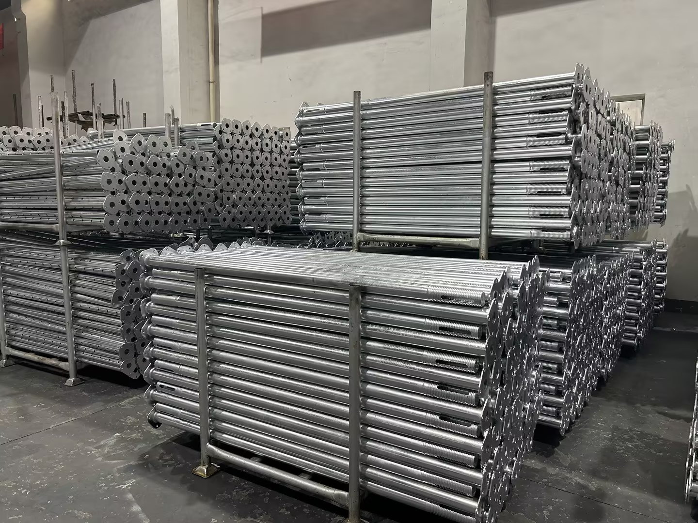 الدعائم المعدنية