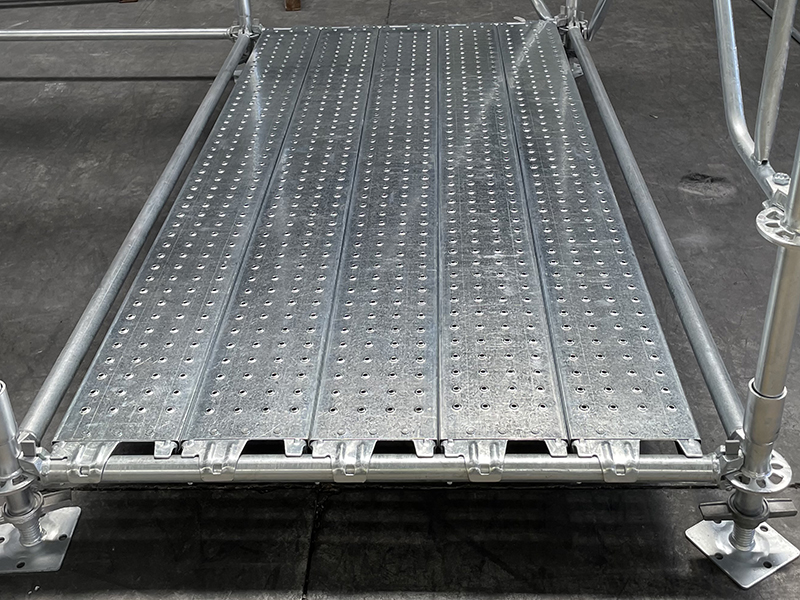 ما هو نوع ألواح السقالات المستخدمة في نظام السقالات؟