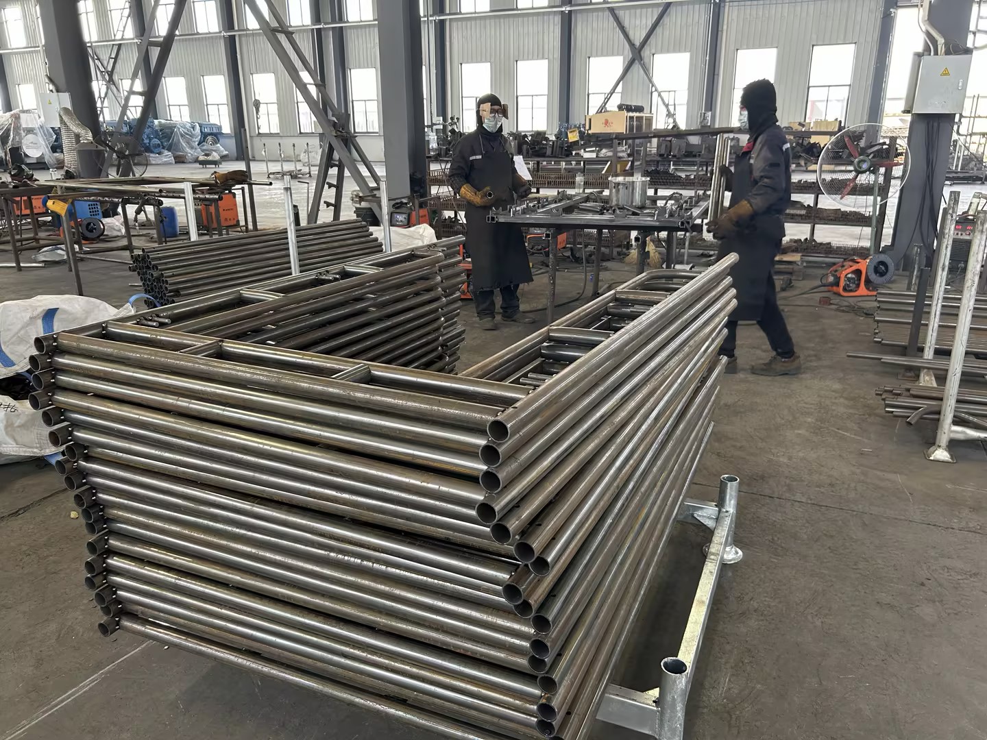 المشي على الرغم من المشي على السقالات 