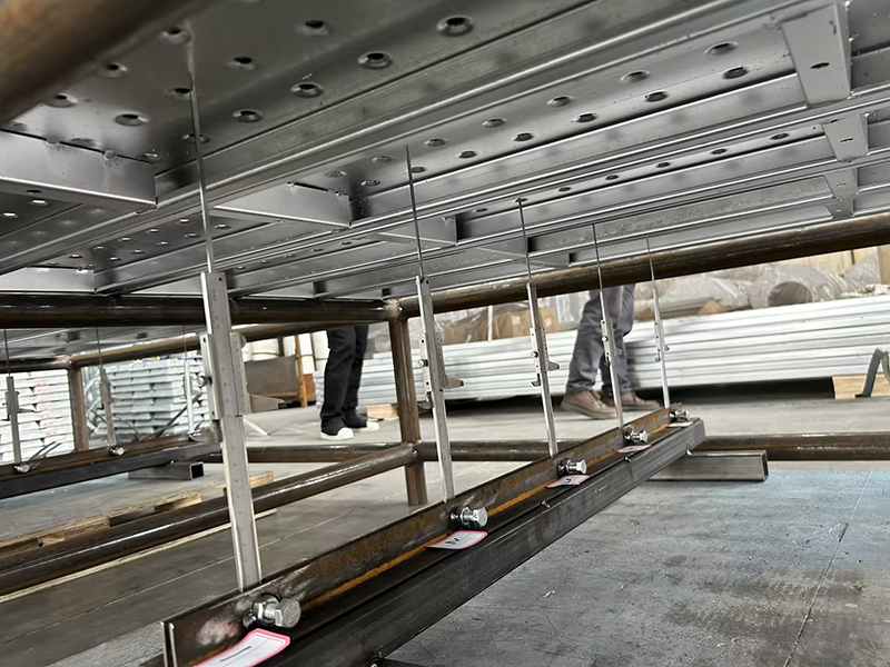 تشوه وإزاحة لوح سقالة مغلق بطول 4 أمتار تحت حمل 5.6 طن.