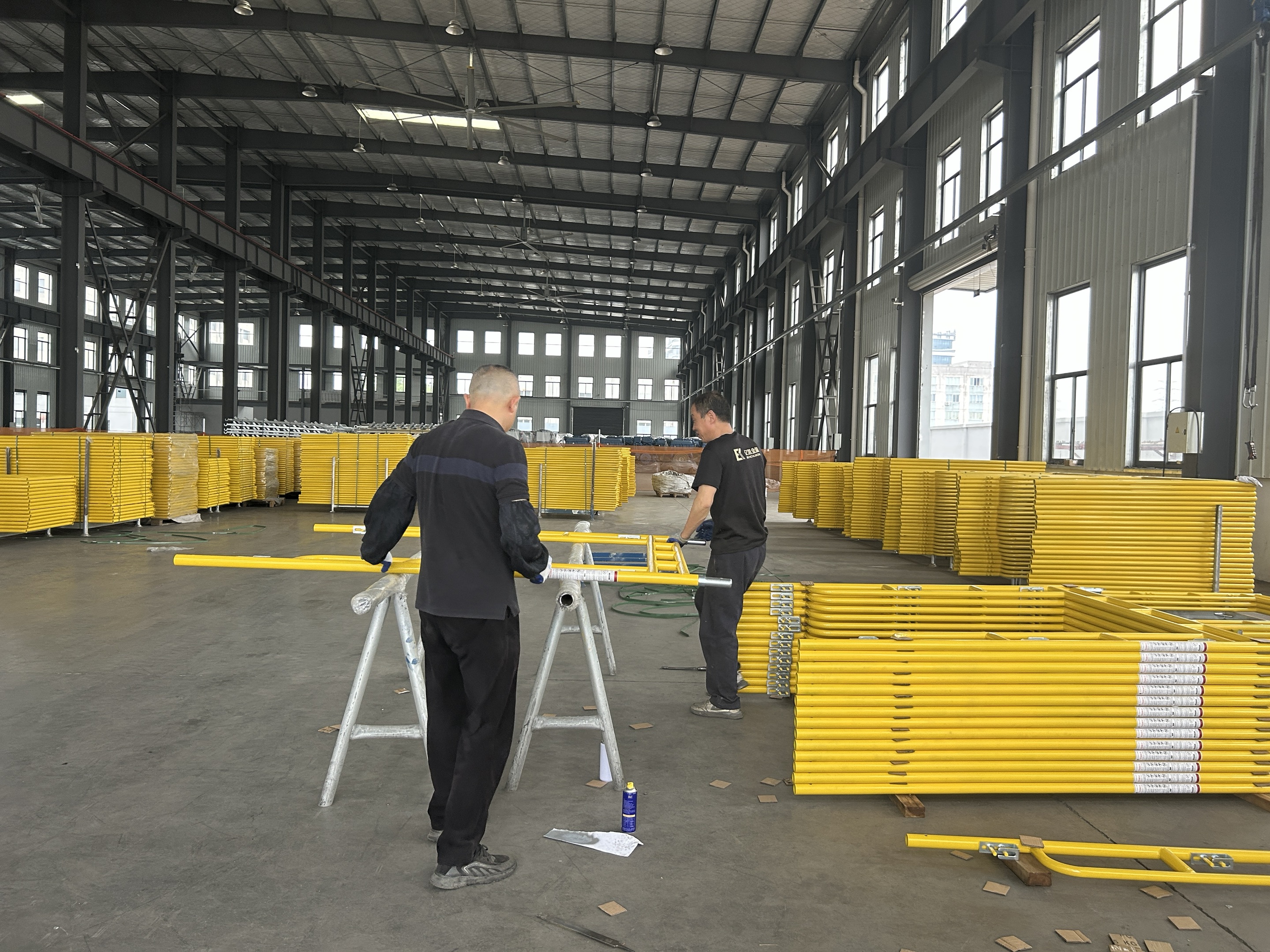 المشي من خلال السقالات 