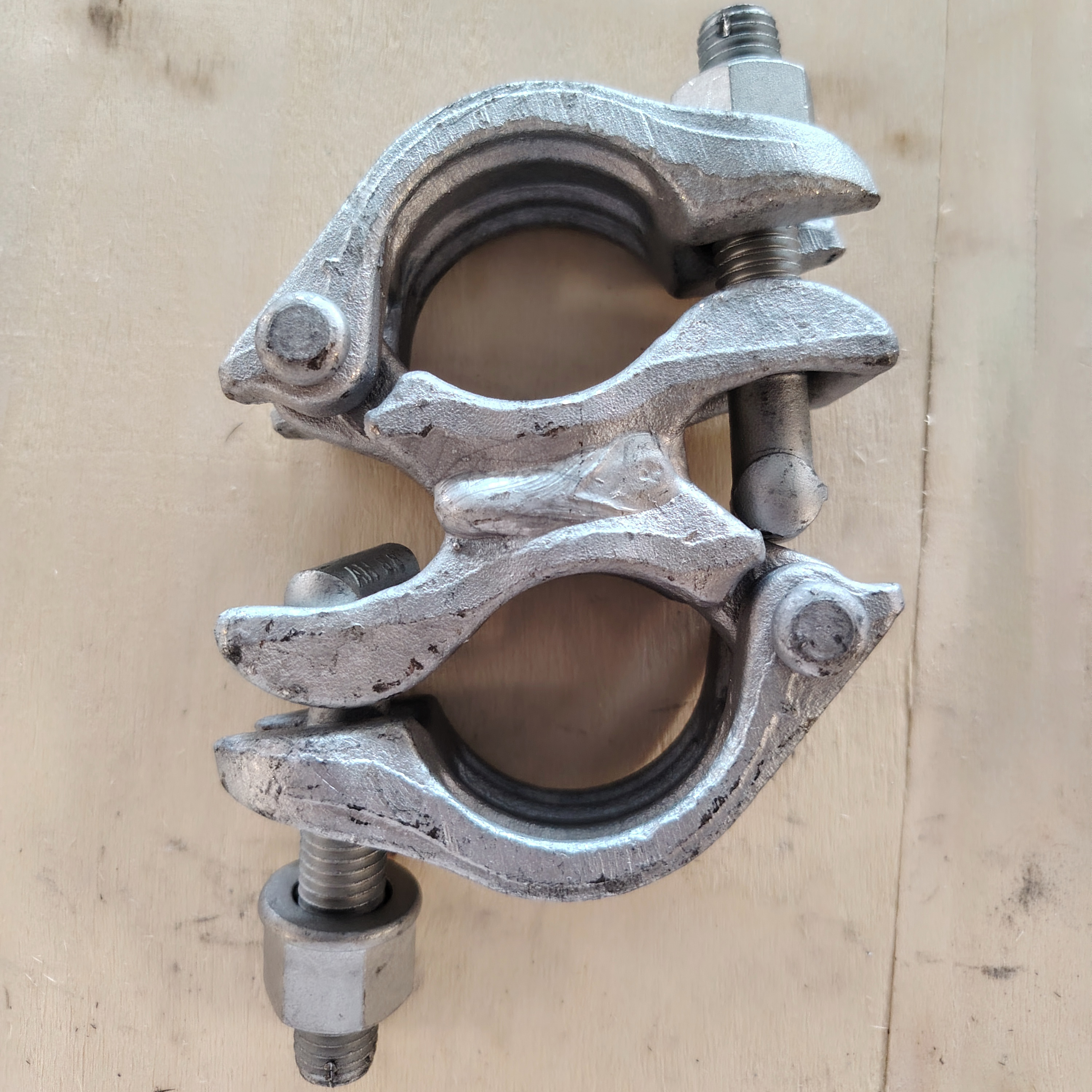 قارنة المسافة - مشبك السقالات ذو الشكل الخاص مقاس 74 مم