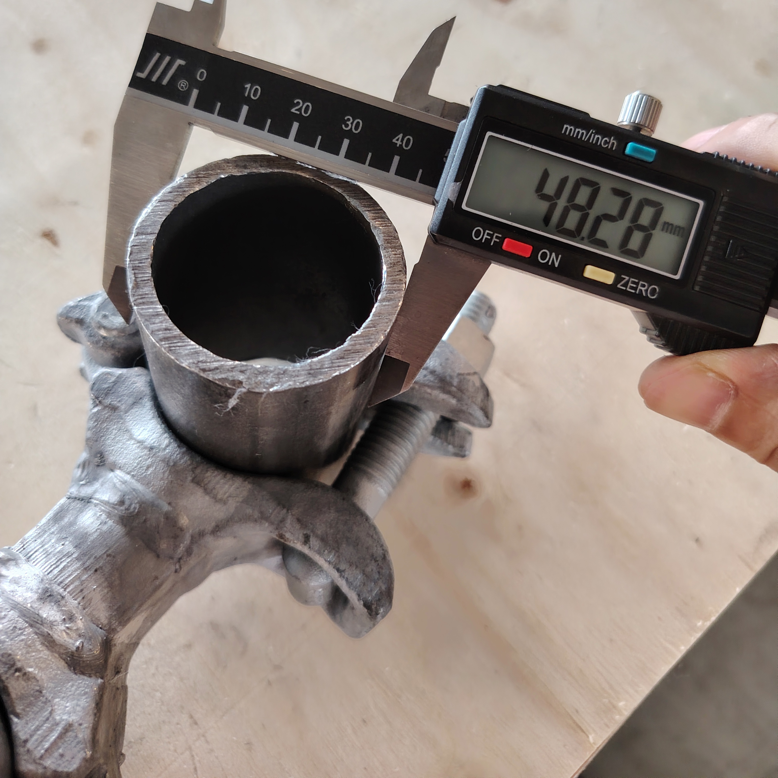 مقرنة مسافة مشبك السقالات على شكل خاص - 98 مم 