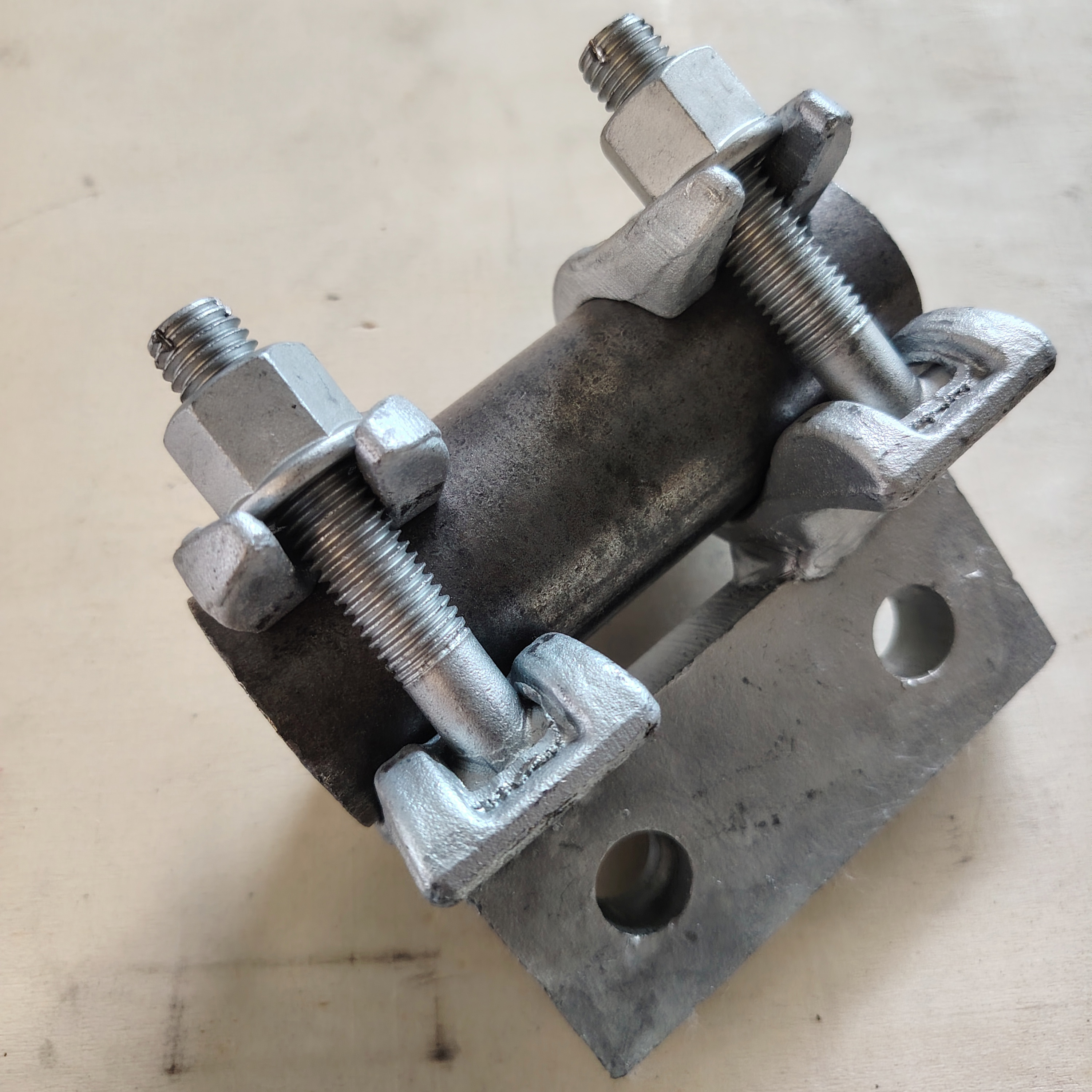 مشبك السقالات بقاعدة مخصصة على شكل خاص